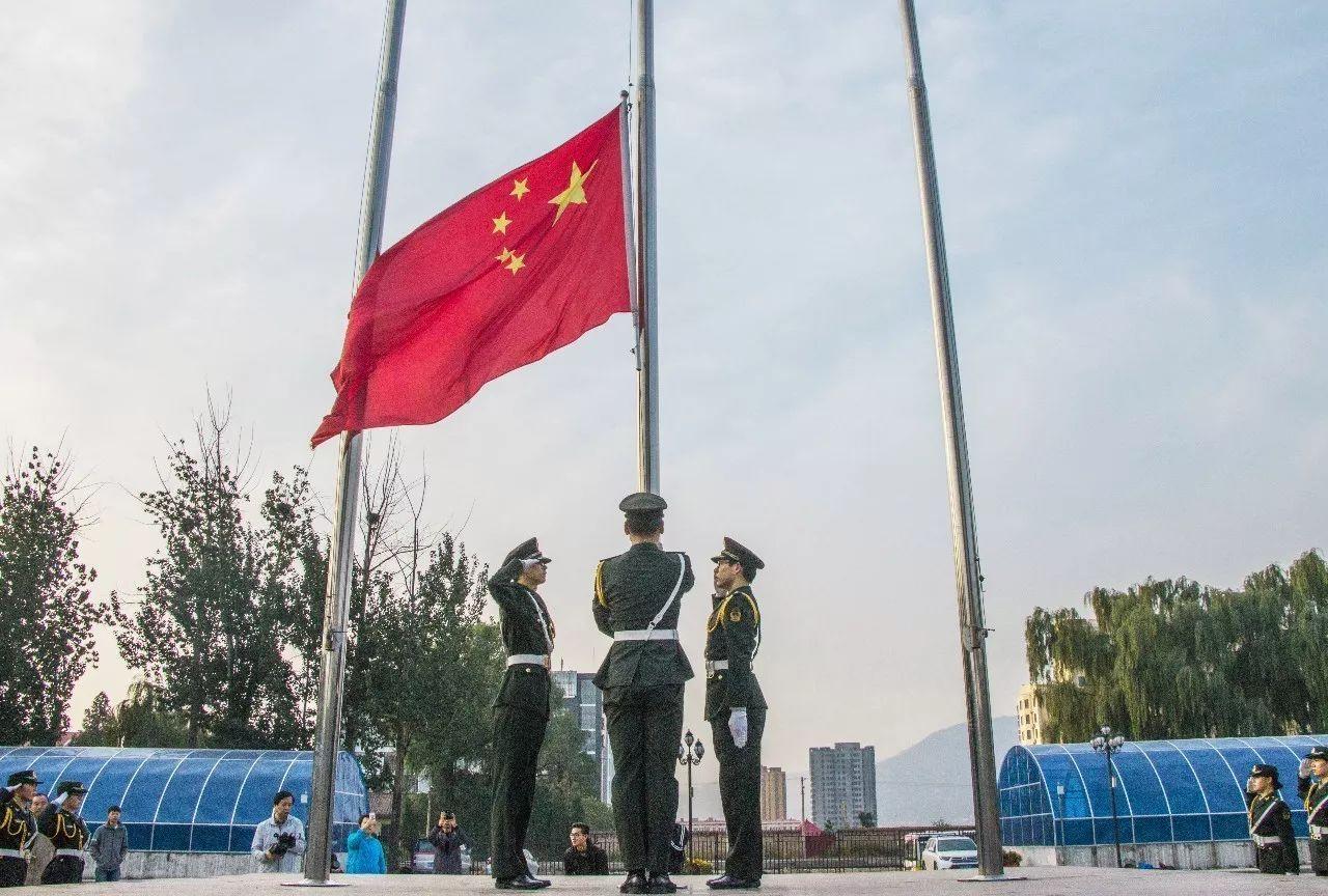 搭上养老金买的房自己却做不了主?宁波一小区业主因封窗问题跟物业开战!保安竟蹲到家门口,太荒唐…